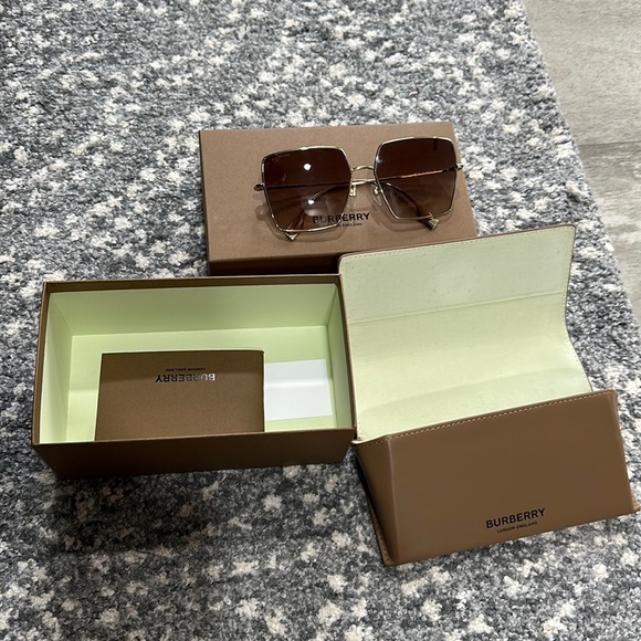 A Must Have Burberry Sunglasses. Brand New Never Worn - Picture 1 of 3